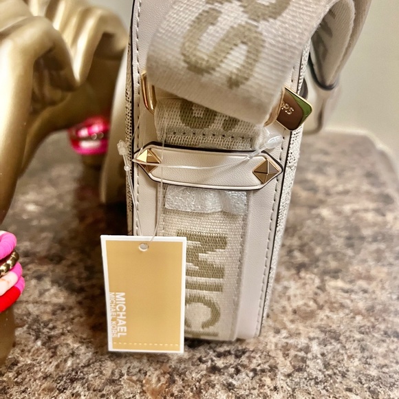 NWT Jet Set Large Printed Logo Crossbody Bag - Vanilla - Picture 2 of 4